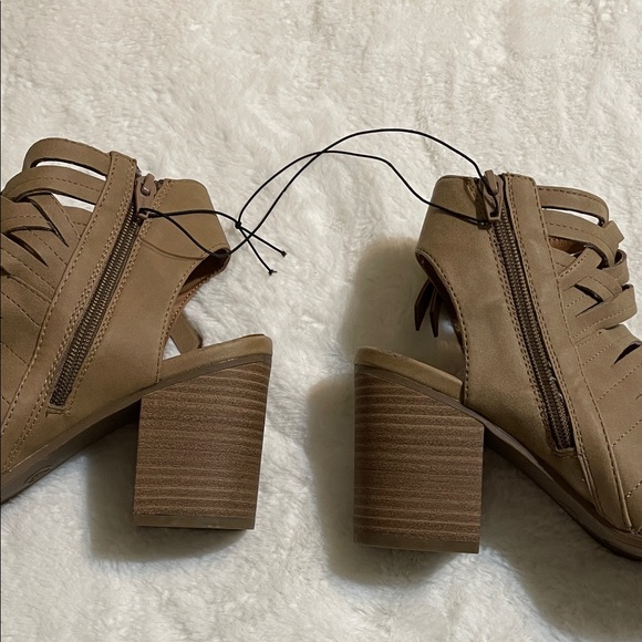 Universal Thread Strappy Block Heels - Picture 12 of 14